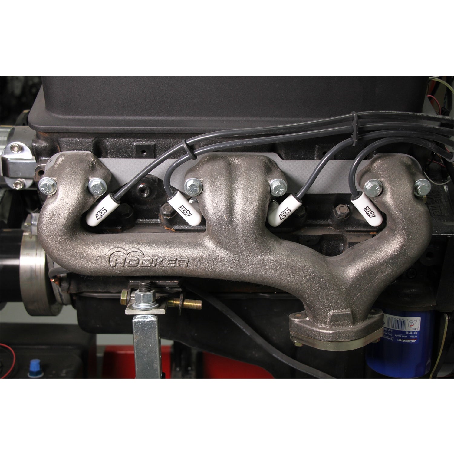 Hooker Exhaust Manifold - 2-1/2 in Outlet - Raised D Port - Black Ceramic - Small Block Chevy (Pair)