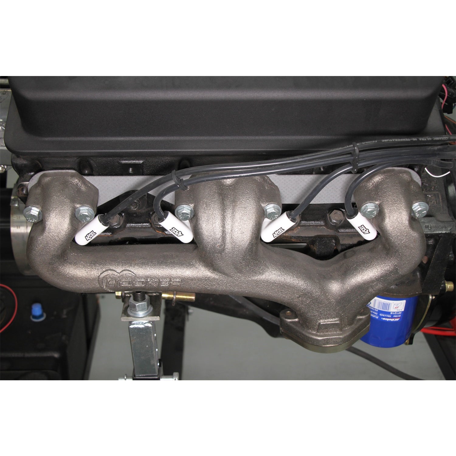 Hooker Exhaust Manifold - 2-1/2 in Outlet - Raised D Port - Black Ceramic - Small Block Chevy (Pair)