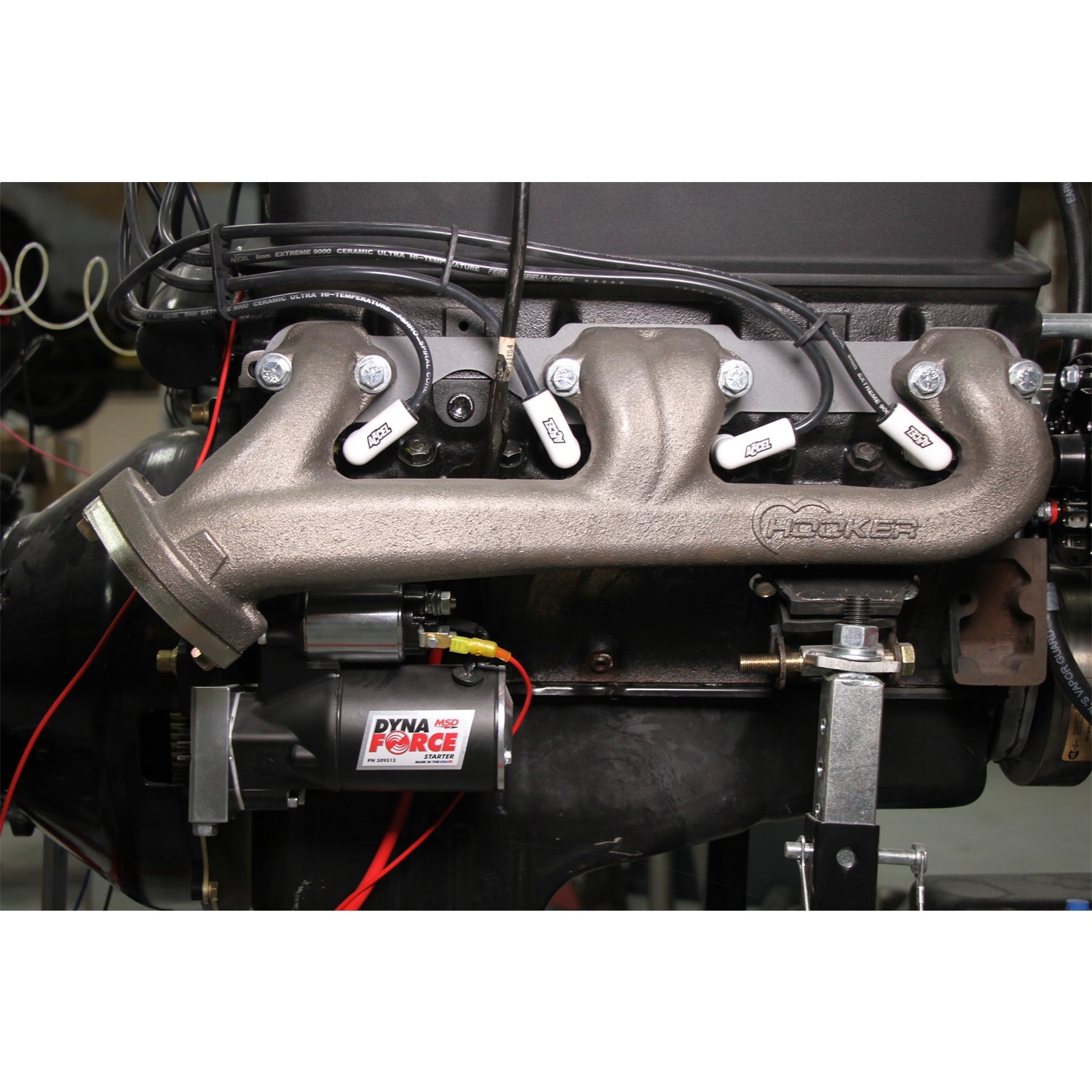 Hooker Exhaust Manifold - 2-1/2 in Outlet - Raised D Port - Black Ceramic - Small Block Chevy (Pair)
