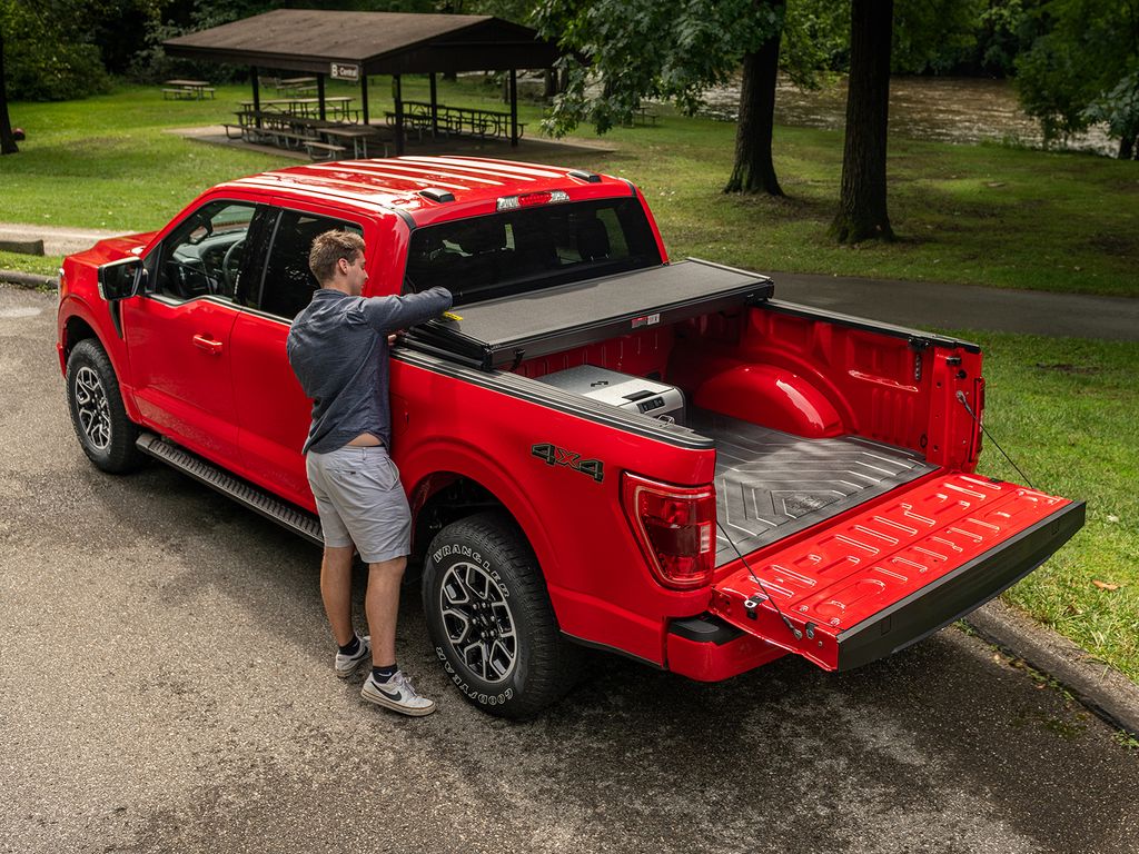 Extang Solid Fold ALX Tonneau Cover - Black - 5 ft Bed - GM Midsize Truck 2023